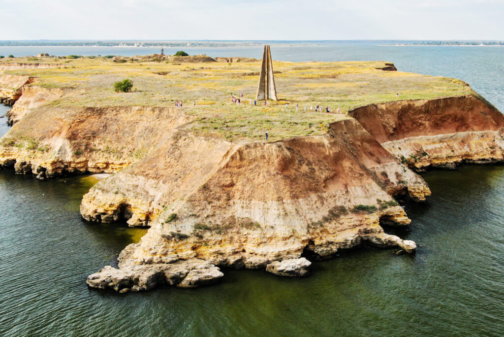 Панорама острова Березань и монумент Шмидту