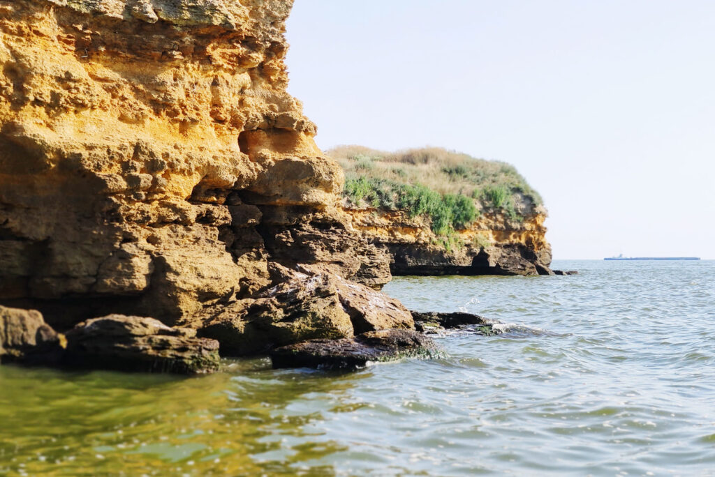 Скалистые берега у острова Березань