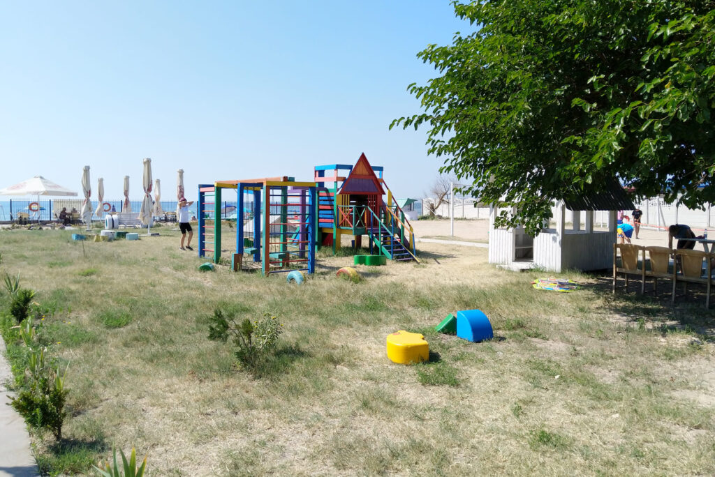 Детская площадка на одной из баз в Сычавке