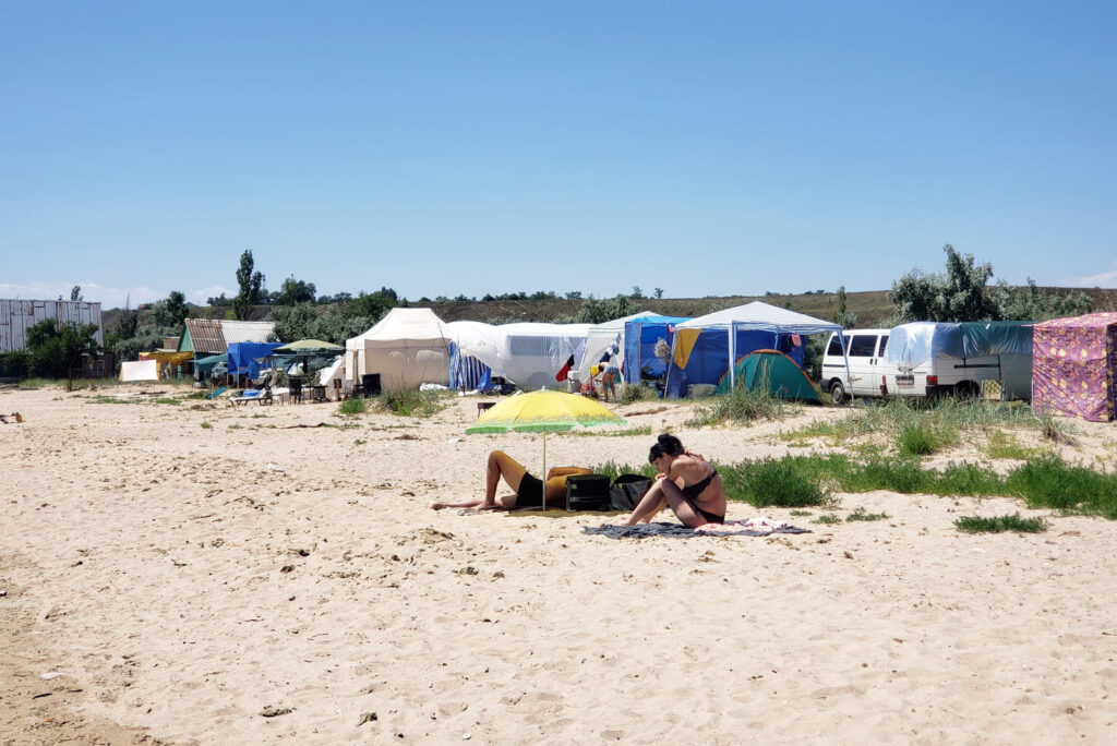 Песчаный пляж в Сычавке и палатки